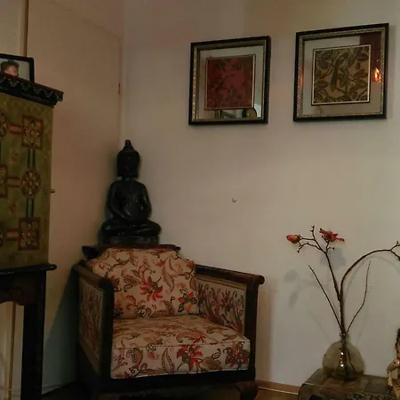 Апартаменты Large Cosy Downtown Flat In City Centre