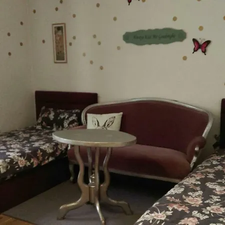 Апартаменты Large Cosy Downtown Flat In City Centre