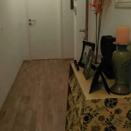Апартаменты Large Cosy Downtown Flat In City Centre