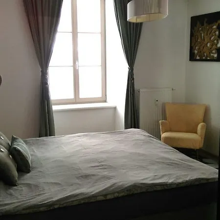 Апартаменты Large Cosy Downtown Flat In City Centre